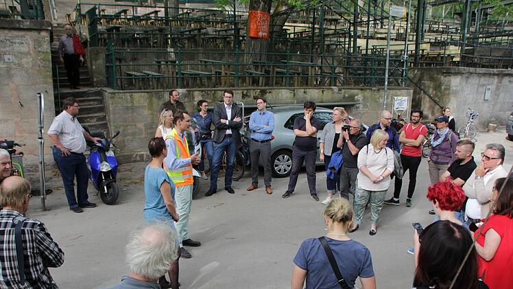 Bei einem Vor-Ort-Termin auf dem Gelände der Bergkirchweih in Erlangen trafen sich Stadträte um über die Fällung von Bäumen zu diskutieren. Foto: Christian Bauriedel