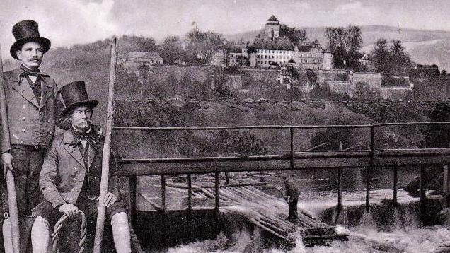 Postkarte von 1934 mit einer Floßfahrt durch ein Wehr, links zwei Floßherren  Repro: Gerd Fleischmann