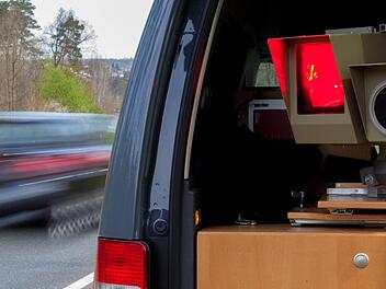 Bei einer Blitzerkontrolle in Hof kam es zu nicht weniger als 630 Geschwindigkeitsverst&ouml;&szlig;en. Einige Autofahrer m&uuml;ssen sich nun von ihrer Fahrlizenz verabschieden. Symbolfoto: News5 / Grundmann