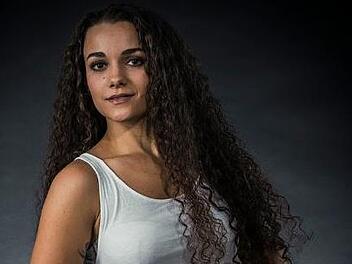 "Power People" präsentiert das deutsche Handwerk in seinem Jahreskalender. Mit diesem Bild ist Schreinerin Selina Lassmann aus den Haßbergen das Gesicht des Monats Januar.  Fotos: Werbefotografie Weiss GmbH