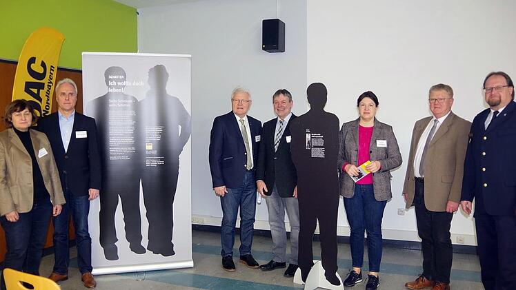 Studiendirektorin Marieluise Munding (Lorenz-Kaim-Schule), Vorstandsmitglied Thomas Dill und Vorstandsvorsitzender Herbert Behlert (beide ADAC Nordbayern), stellvertretender Landrat Gerhard Wunder, 2. Bürgermeisterin Angela Hofmann, Schulleiter OstD Rudolf Schirmer (Lorenz-Kaim-Schule) und Polizeioberrat Markus Welisch (PI Kronach) bei der Ausstellungseröffnung (von links).Heike Schülein