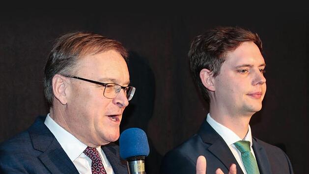 Eine spannende Wahl ist zu Ende: Bambergs OB Andreas Starke (links) kann seinen Herausforderer Jonas Gl&uuml;senkamp (Gr&uuml;nes Bamberg) deutlich distanzieren.   Fotos: Matthias Hoch