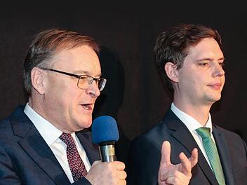 Eine spannende Wahl ist zu Ende: Bambergs OB Andreas Starke (links) kann seinen Herausforderer Jonas Glüsenkamp (Grünes Bamberg) deutlich distanzieren.   Fotos: Matthias Hoch