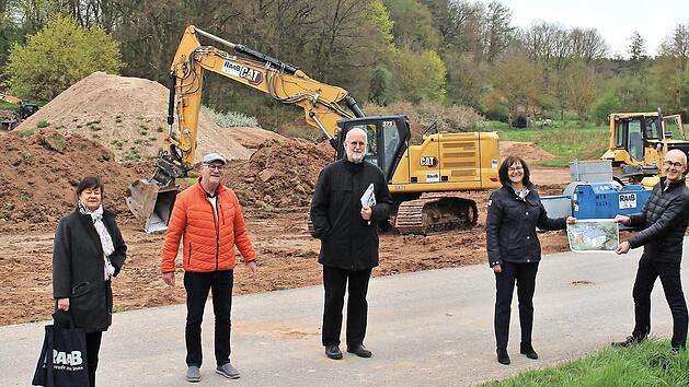 Der Startschuss ist gefallen: Nach jahrelangem intensivem Planen geht es los am Frensdorfer  „Seeanger“. Über das zukunftsweisende Projekt freuen sich Constance Köpke, Zweiter Bürgermeister Norbert Neundorfer, Architekt Christoph Gatz, Gisela Raab und Bürgermeister Jakobus Kötzner (von links).