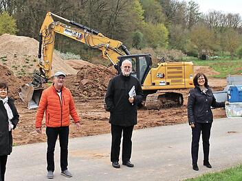 Der Startschuss ist gefallen: Nach jahrelangem intensivem Planen geht es los am Frensdorfer  „Seeanger“. Über das zukunftsweisende Projekt freuen sich Constance Köpke, Zweiter Bürgermeister Norbert Neundorfer, Architekt Christoph Gatz, Gisela Raab und Bürgermeister Jakobus Kötzner (von links).