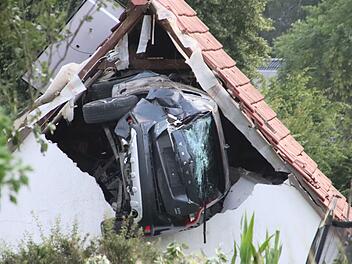 Auto kracht in Scheunendach - Kind schwer verletzt