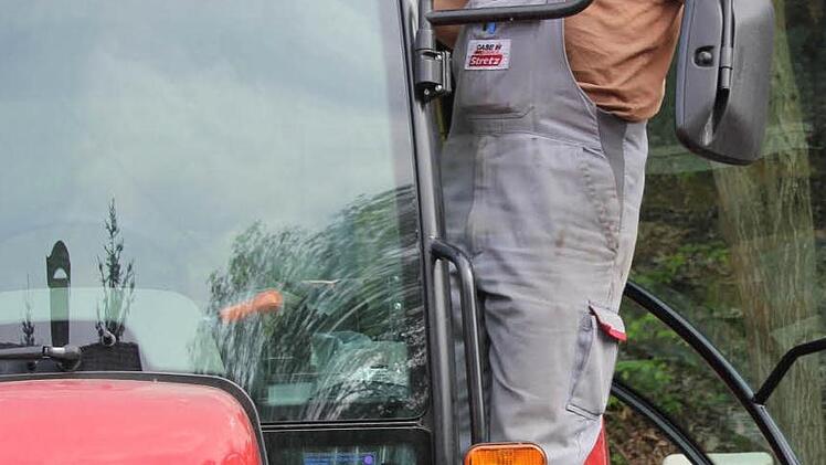 Die Antenne für den Satellitenempfang auf dem Dach, das Handy in der Hand: So funktioniert die computergesteuerte Technik in den Traktoren am besten, fast auf den Millimeter, weiß Peter Stretz aus Erfahrung beim Einsatz solcher Fahrzeuge außerhalb von Neubrunn.