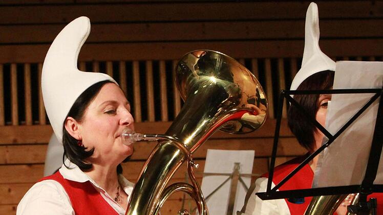 Das Vororchester des Jugendorcheters spielt das "Lied der Schlümpfe".