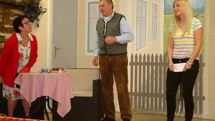 Überrascht war die verwirrte Oma Lena (Christa Gaukler), dass Opa Karl (Rudi Langguth) und Enkeltochter Silvi (Anna Lehnhardt) unter einer Decke steckten.