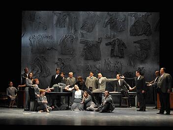 "Der Welt abhanden gekommen": Eindringliches Schussbild der szenischen Collage, die ihre erfolgreiche Uraufführung am Landestheater Coburg erlebte. Foto: Andrea Kremper