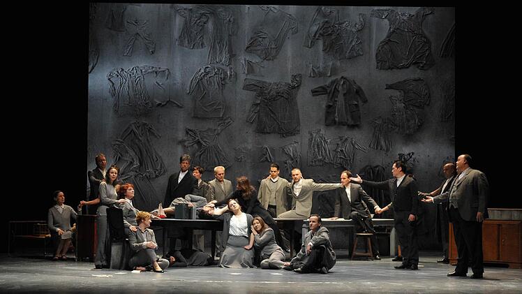 "Der Welt abhanden gekommen": Eindringliches Schussbild der szenischen Collage, die ihre erfolgreiche Uraufführung am Landestheater Coburg erlebte. Foto: Andrea Kremper