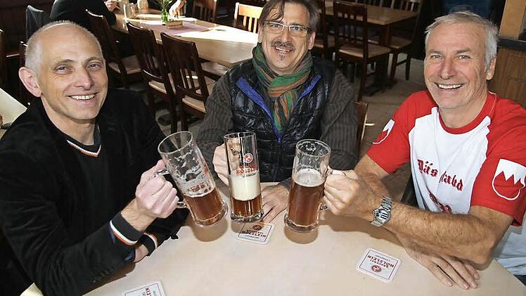 Organisator Wolfgang Heyder, Heiner Hölzlein (Lohndorf), einer der vier Gastgeber, und Wolfgang Reichmann als einer der vier Mundartdichter, freuen sich auf die Premiere der Mundart-Rallye im Bamberger Raum am 17. April.  Foto: Bertram Wagner