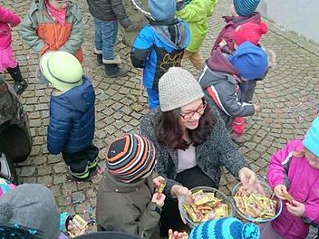 Bürgermeisterin Regina Wohlpart freut sich immer, wenn Besuch kommt. Hier bedankt sie sich bei den Kindergartenkindern mit Süßigkeiten für deren Abstecher ins Rathaus. Fotos: Spörlein