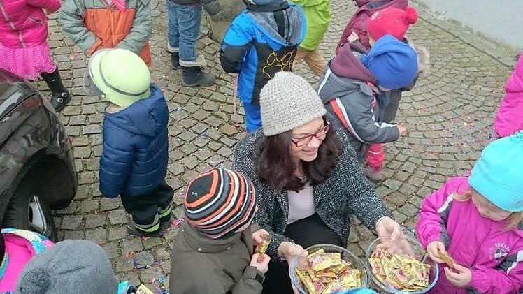 Bürgermeisterin Regina Wohlpart freut sich immer, wenn Besuch kommt. Hier bedankt sie sich bei den Kindergartenkindern mit Süßigkeiten für deren Abstecher ins Rathaus. Fotos: Spörlein