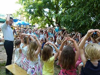 Fröhlich und nachdenklich feierte der Kindergarten "Waldwiese" sein 50-jähriges Bestehen. Foto: Lothar Weidner