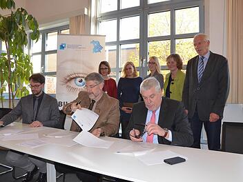 Florian Neumann, Michael Busch und Norbert Tessmer (von links) unterzeichnen die Zielvereinbarung des Förderprogramms "Bildung integriert" des Bundesministeriums für Bildung und Forschung. Foto: Rainer Lutz