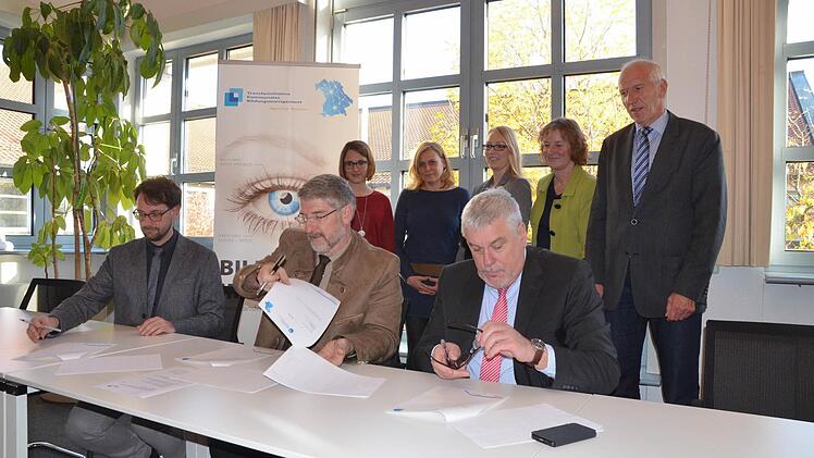 Florian Neumann, Michael Busch und Norbert Tessmer (von links) unterzeichnen die Zielvereinbarung des Förderprogramms "Bildung integriert" des Bundesministeriums für Bildung und Forschung. Foto: Rainer Lutz