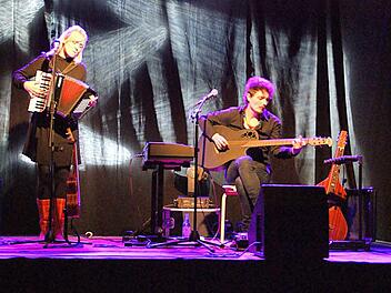 Carolin No und ihr Mann Andi bilden das Musikprojekt "Still", wenn sie ohne Band unterwegs sind. Mit ihrem neuen Programm gastierten sie in Eltmann und präsentierten herrliche Melodien und Texte mit Tiefgang.  Foto: Sabine Weinbeer