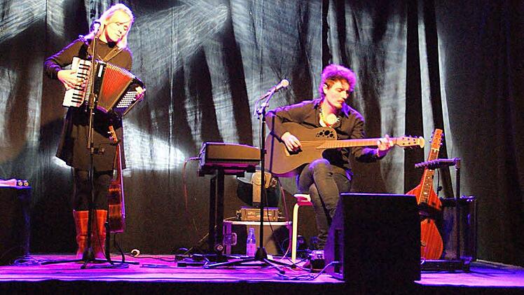 Carolin No und ihr Mann Andi bilden das Musikprojekt "Still", wenn sie ohne Band unterwegs sind. Mit ihrem neuen Programm gastierten sie in Eltmann und präsentierten herrliche Melodien und Texte mit Tiefgang.  Foto: Sabine Weinbeer