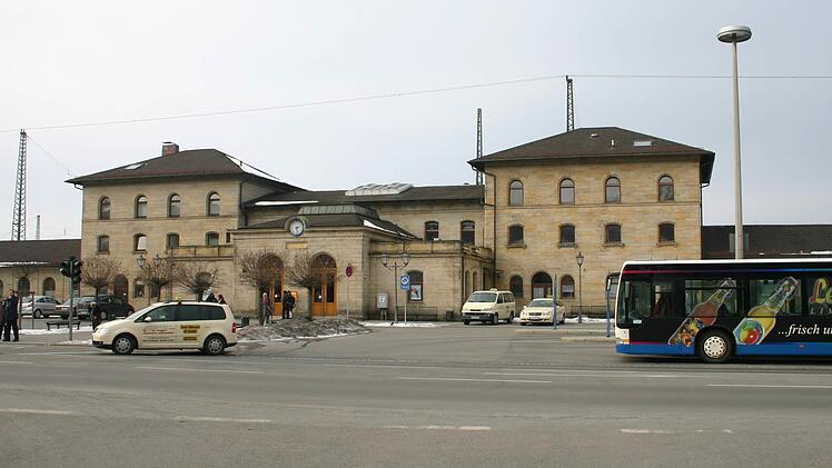 Sperrung der Bahnstrecke bei Erlangen: Paar sitzt über Nacht in Lichtenfels fest Symbolbild: Archiv