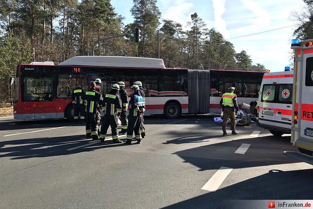 Tödlicher Unfall in Nürnberg: Motorrad kollidiert mit Linienbus
