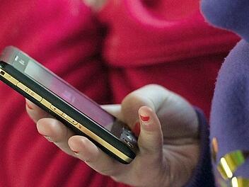 Tipps, wie man bei der privaten Nutzung seines Smartphones die Strahlungsbelastung gering halten kann, gab es in der Versammlung der Bürgerbeteiligung Mobilfunk ebenfalls.  Symbolfoto: Armin Weigel/dpa