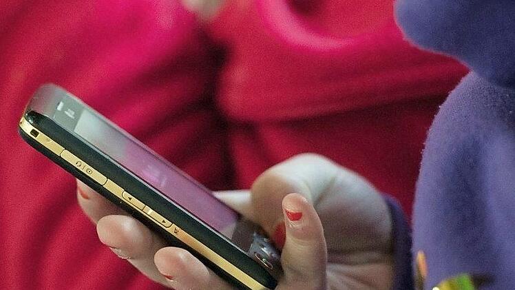 Tipps, wie man bei der privaten Nutzung seines Smartphones die Strahlungsbelastung gering halten kann, gab es in der Versammlung der Bürgerbeteiligung Mobilfunk ebenfalls.  Symbolfoto: Armin Weigel/dpa