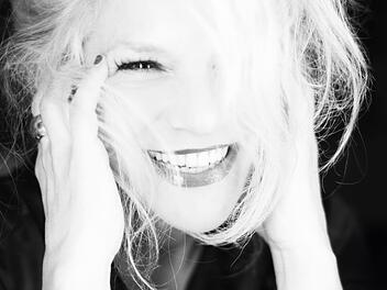 Ina M&uuml;ller rockt am Samstag, 11. August beim Open Air-Wochenende die B&uuml;hne im Bad Br&uuml;ckenauer Schlosspark. Sandra Ludewig &middot; &copy; Sony Music