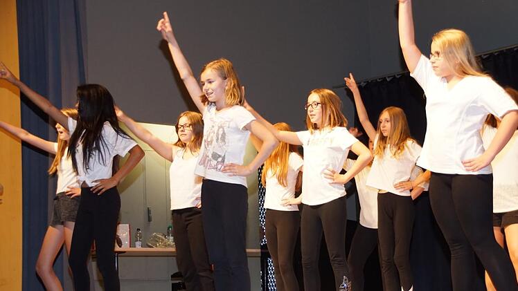 Die Tanz-AG der Mittelschule gestaltete das Rahmenprogramm mit, ebenso wie die Schulband.Sabine Weinbeer