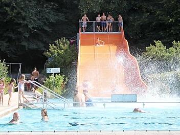 Die Wasserrutsche war im Kulmbacher Freibad in der vergangenen Saison stets dicht umlagert. Heuer kommt die Wasserkletterwand als Attraktion hinzu. Foto: Archiv/Stefanie Gleixner