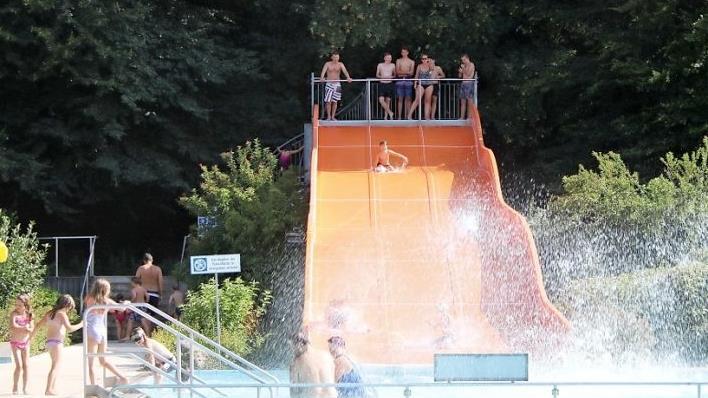 Die Wasserrutsche war im Kulmbacher Freibad in der vergangenen Saison stets dicht umlagert. Heuer kommt die Wasserkletterwand als Attraktion hinzu. Foto: Archiv/Stefanie Gleixner