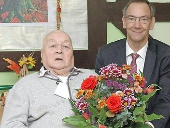 Sein Leben war von Arbeit geprägt, Urlaub lernte er erst in der Reha kennen: Adolf Rothaug feierte im Coburger Seniorenheim Am Schießstand seinen 90. Geburtstag, Dritter Bürgermeister Thomas Nowak (rechts) war einer der Gratulanten. Foto: Edwin Meißinger