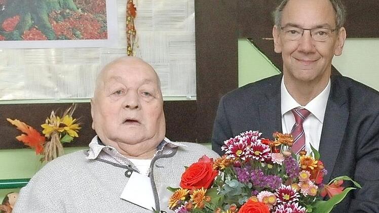 Sein Leben war von Arbeit geprägt, Urlaub lernte er erst in der Reha kennen: Adolf Rothaug feierte im Coburger Seniorenheim Am Schießstand seinen 90. Geburtstag, Dritter Bürgermeister Thomas Nowak (rechts) war einer der Gratulanten. Foto: Edwin Meißinger