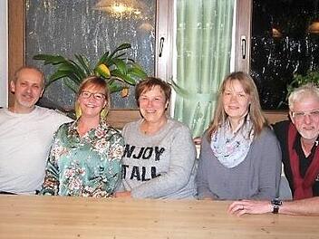 Der scheidende Vorsitzende Gregor Schober (von links) mit der F&uuml;hrung der Laienspieler: Schriftf&uuml;hrerin Katja Wohnig, stellvertretende Vorsitzende Petra M&uuml;ller, Kassiererin Monika G&ouml;rtler und Vorsitzender Karl-Heinz J&auml;ger Foto: privat