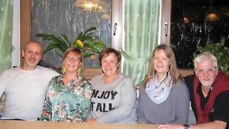 Der scheidende Vorsitzende Gregor Schober (von links) mit der F&uuml;hrung der Laienspieler: Schriftf&uuml;hrerin Katja Wohnig, stellvertretende Vorsitzende Petra M&uuml;ller, Kassiererin Monika G&ouml;rtler und Vorsitzender Karl-Heinz J&auml;ger Foto: privat