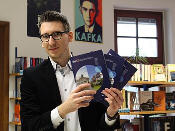 Kulturamtsleiter Jan Marberg präsentiert das gesamte Programm der Volkshochschulen im Landkreis. Auch in Bad Brückenau werden Kurse angeboten. Foto: Ulrike Müller