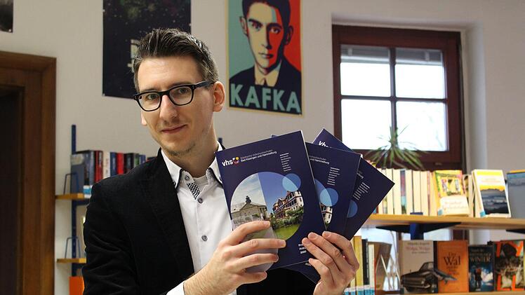 Kulturamtsleiter Jan Marberg präsentiert das gesamte Programm der Volkshochschulen im Landkreis. Auch in Bad Brückenau werden Kurse angeboten. Foto: Ulrike Müller
