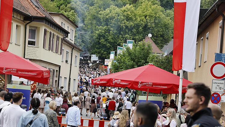 Sehr gut besucht war die Erlanger Bergkirchweih am Wochenende, die Menschen strömen die Bergstraße hoch zum Gelände An den Kellern.