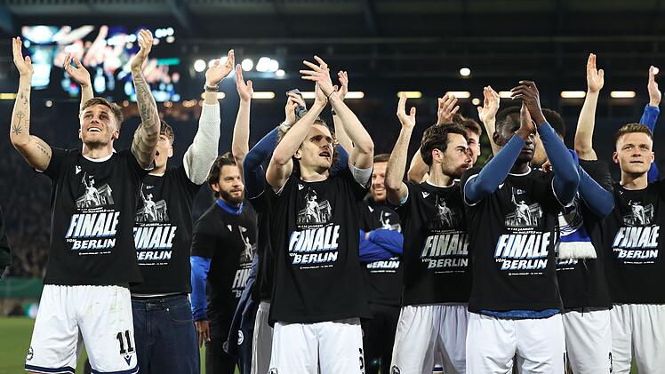 Arminia Bielefeld feierte den sensationellen Halbfinal-Triumph gegen Bayer Leverkusen bereits wie einen Titel. Im Endspiel gegen Stuttgart besetzen sie dennoch die Außenseiter-Rolle.