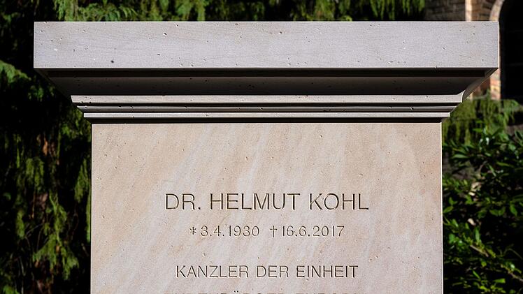 Grab von Helmut Kohl neu gestaltet