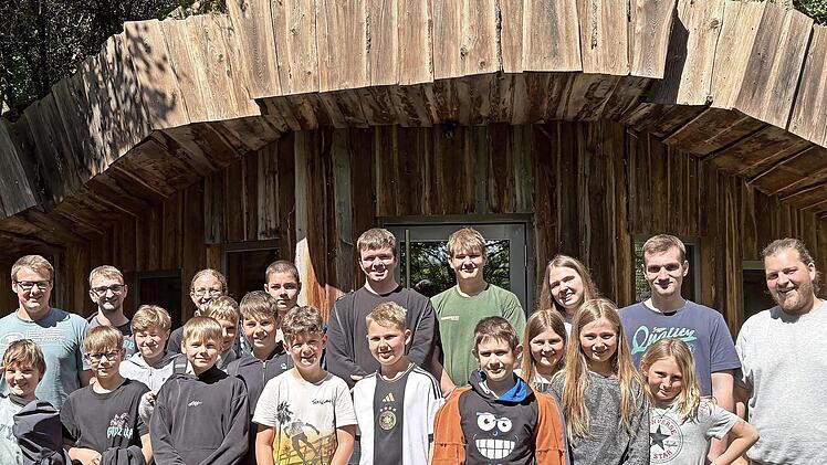 Bild zeigt die Gruppe vor dem Erdhaus an der Th&uuml;ringer H&uuml;tte