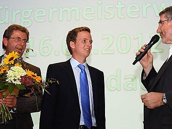 Tobias Ehrlicher (Mitte) im Gespräch mit Landrat Michael Busch (rechts); links Noch-Bürgermeister Gerold Strobel. Foto: Albert Höchstädter