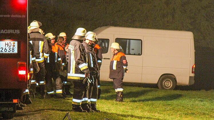 Die Feuerwehr leuchtet den Platz aus. Foto: News5 / Fricke