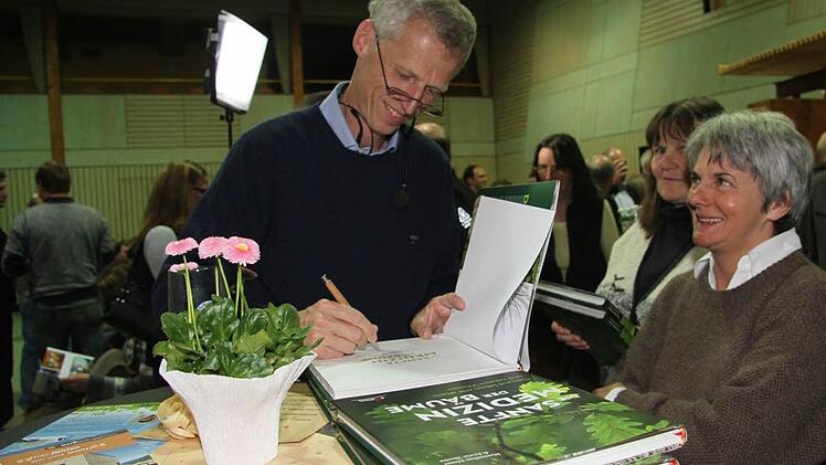 Aus dem ganzen Landkreis kamen die Menschen zum Vortrag des "Holzpapstes" in die Steinachtalhalle. Fotos: Sonja Adam