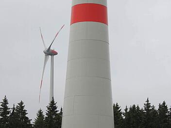 Die bei Hain geplanten Windräder, die ähnliche Dimensionen haben wie die angebildeten bei Münchberg, werden ein Fall für die Justiz. Das Verwaltungsgericht Bayreuth soll entscheiden, ob die Baugenehmigung des Landratsamts Kronach rechtmäßig war.  Foto: Friedwald Schedel
