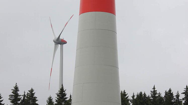 Die bei Hain geplanten Windräder, die ähnliche Dimensionen haben wie die angebildeten bei Münchberg, werden ein Fall für die Justiz. Das Verwaltungsgericht Bayreuth soll entscheiden, ob die Baugenehmigung des Landratsamts Kronach rechtmäßig war.  Foto: Friedwald Schedel