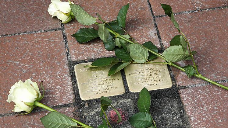 Gunter Demnig verlegte vor dem Markushaus zwei Stolpersteine zur Erinnerung an das Schicksal von Nathan G. und Suse Kahn