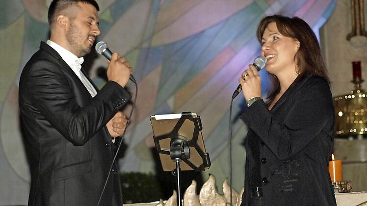 Viel Freude vermittelten Heike Gündisch und Alexander Pfriem beim Benefizkonzert in der Pfarrkirche St. Dionys. Foto: Stefan Geiger