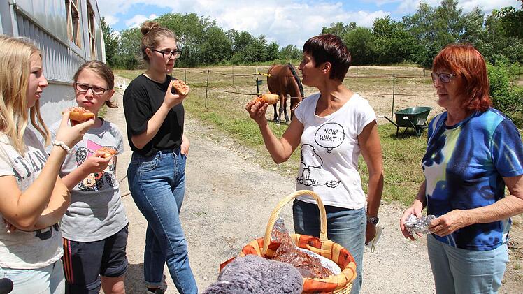 Unterstützung bekommt Groß neben ihren Reitschülerinnen Isabell, Mia und Lena (von links) auch von Gerlinde Bethke (rechts), die die Mädels mit Verpflegung versorgt. Foto: Andreas Dorsch