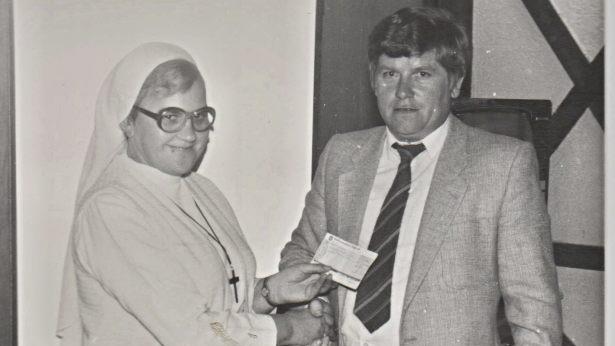 Eine Erinnerung an Zeiten, als Manfred Fausten noch Leiter der Laienspielgruppe in Jesserndorf war. Hier überreichte er an Dagmar Walz, Missionsschwester aus Jesserndorf, einen Spendenscheck aus den erlösen der Aufführungen für ihre Arbeit in Afrika.  Repro: Helmut Will